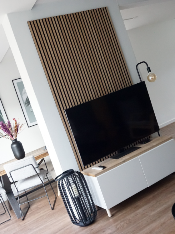Wandpanelen van hout in de woonkamer