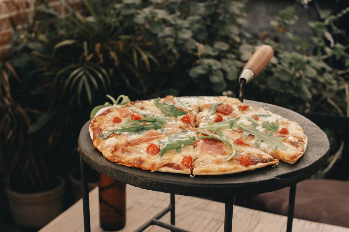 pizza bakken op de kamado