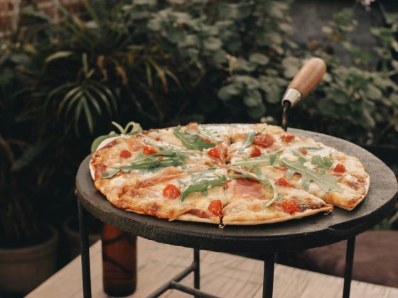 pizza bakken op de kamado
