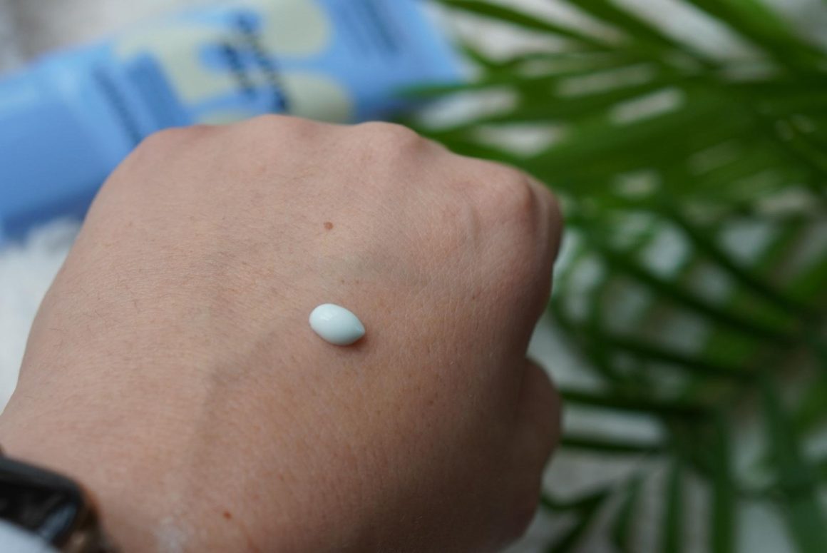 Mamonde Calming Shot Azulene Sun Cream luchtige structuur