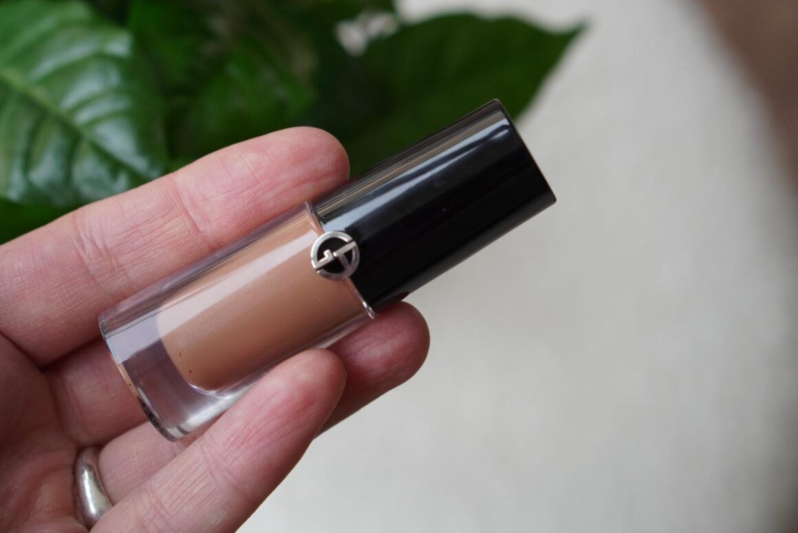 Armani Eye Tint Liquid Eyeshadow in de kleur Cashew