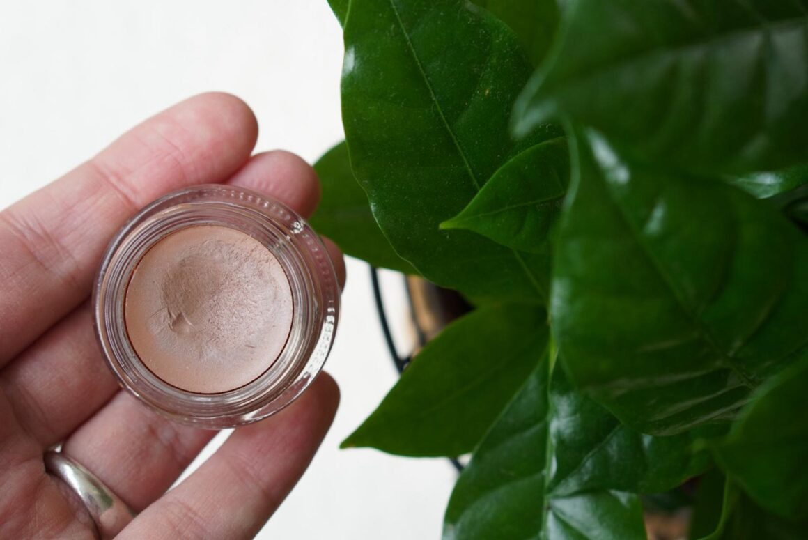 MAC Paint Pot in de kleur Groundwork