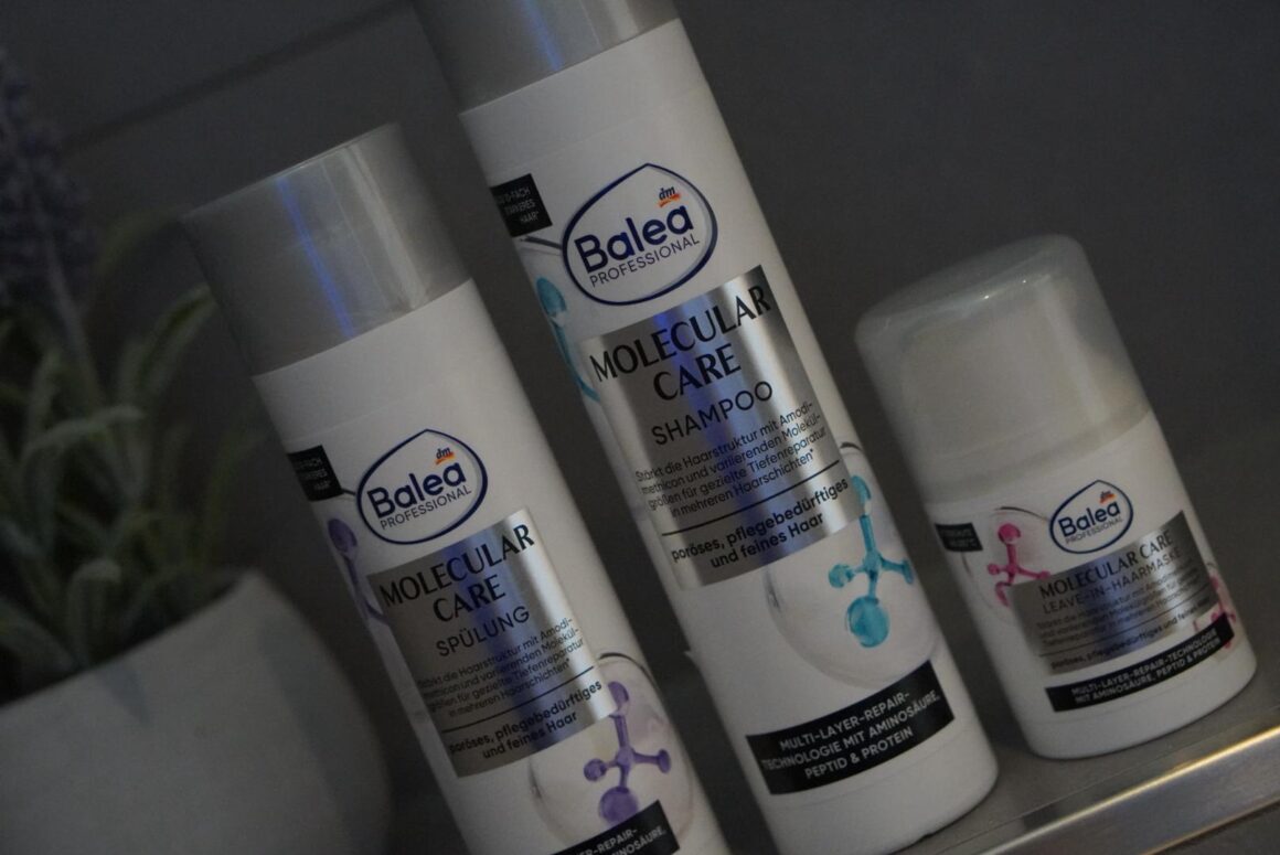 Balea Molecular Care flessen in badkamer
