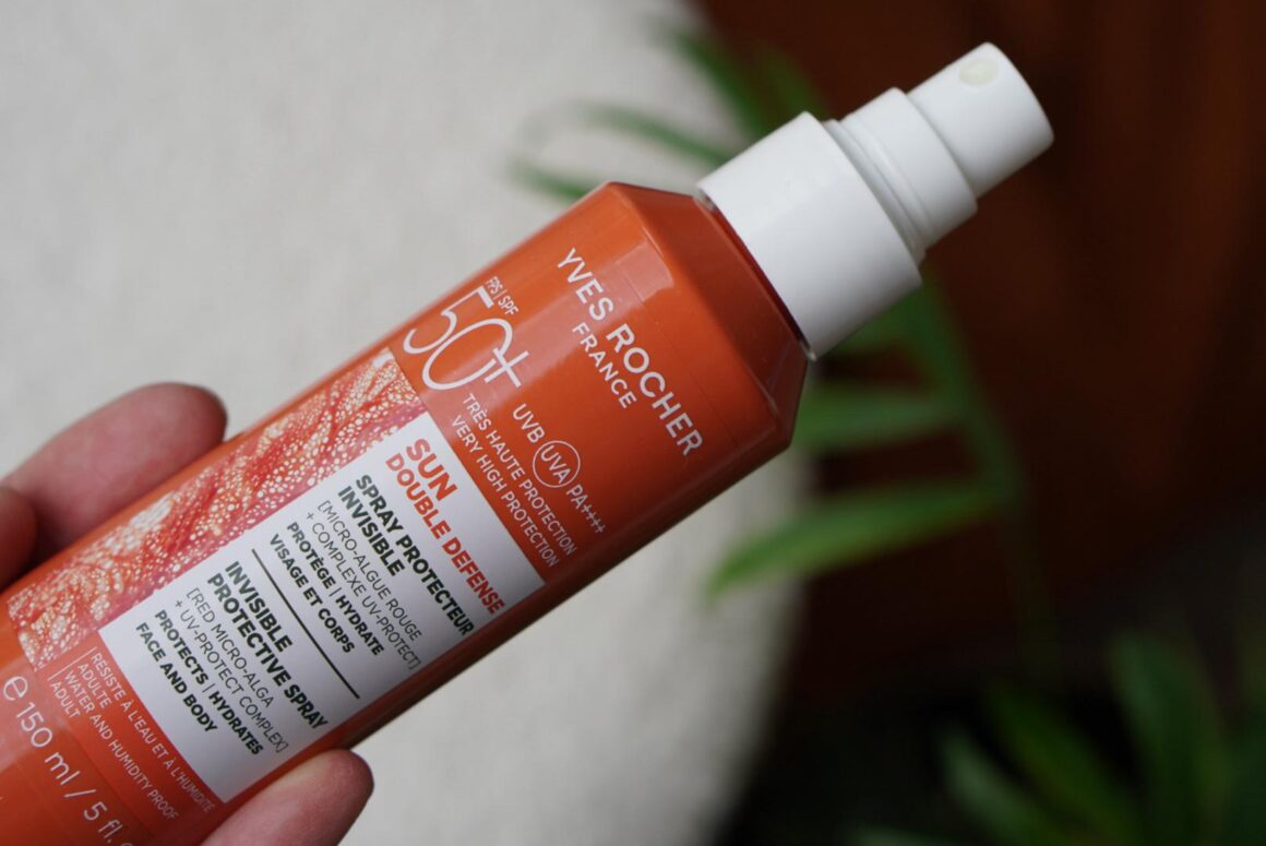 rode fles met spuitflacon Zonnebrandspray SPF50+ van Yves Rocher